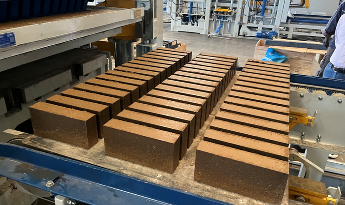 ZN1500 Automatic Brick Making Machine dia manome hery ny mpanjifa Shina Atsinanana amin'ny fampiasana loharanon-karena